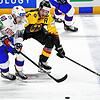 Schwenningens Neuzugang Ken André Olimb (links) ist aktuell für Norwegen bei der Eishockey-WM in Lettland im Einsatz. Hier duelliert er ...