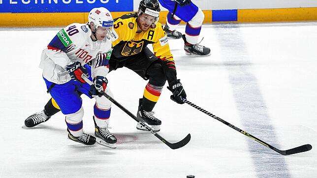 Schwenningens Neuzugang Ken André Olimb (links) ist aktuell für Norwegen bei der Eishockey-WM in Lettland im Einsatz. Hier duelliert er ...