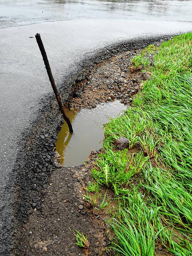 Ein tiefes Loch am Fahrbahnrand der Ochsengasse wurde von den Wassermassen ausgespült.
