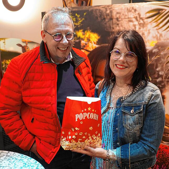 Ute und Axel Schopen aus Lienheim sind nach drei Jahren zum ersten Mal wieder im Kino – Popcorn gehört dann natürlich auch dazu.