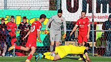 Auch so kann man verteidigen: Gästespieler Albin Sahiti (Mitte) verhindert hier noch das 3:1. Gianluca Serpa (links) und Albert Malaj ...