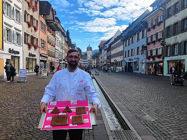 Seit 2020 gibt es die Lebkuchenaktion. Auf dem Archivbild ist Konditormeister Timo Conzelmann in der Waldshuter Kaiserstraße mit einem ...