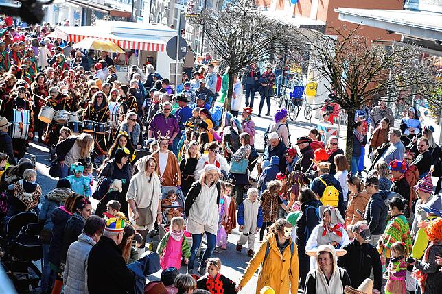 Bild 10: Bilder vom Kindernarrenbaum-Umzug in der Hauptstraße in Stockach