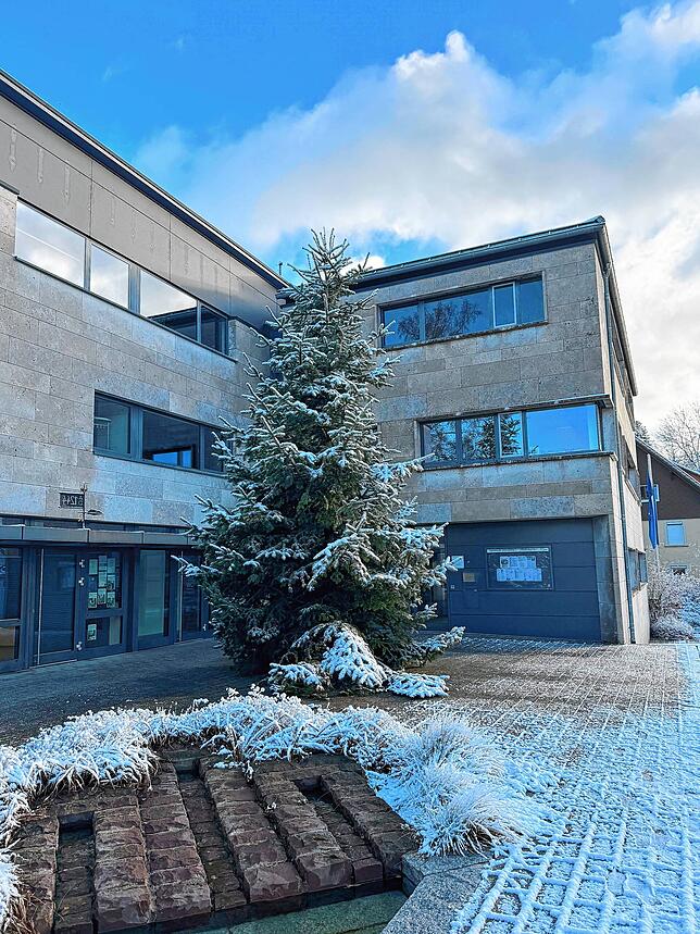 Eine erste dünne Schneeschicht und der frisch aufgestellte Weihnachtsbaum sorgen vor dem Unterkirnacher Rathaus schon für winterliche ...
