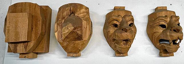 So entsteht eine Löwen-Maske Schritt für Schritt.