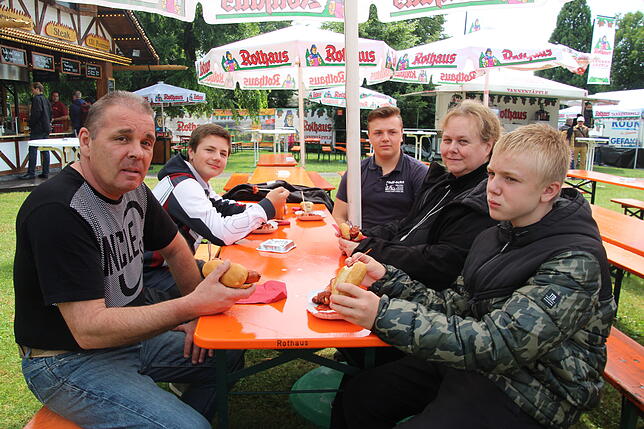Zur Stärkung gibt es für Familie Jegler-Rueff Currywurst und „Rote im Weckle“ (von links): Robert Jegler sowie Timo, Marco, ...