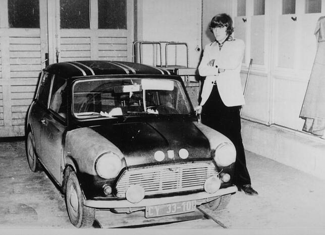 ... ihrem Freund und heutigen Mann Peter Gross. Mit verschränkten Armen steht er vor dem Mini. Die Fluchtfahrt ist beendet. Das Paar war ...