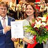 Bürgermeisterstellvertreter Peter Atzenhofer überreicht die Vereidigungs- und Verpflichtungsurkunde an Alexandra Kipp. Zuvor hat sie ...