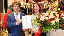 Bürgermeisterstellvertreter Peter Atzenhofer überreicht die Vereidigungs- und Verpflichtungsurkunde an Alexandra Kipp. Zuvor hat sie ...