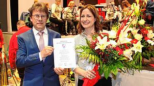 Bürgermeisterstellvertreter Peter Atzenhofer überreicht die Vereidigungs- und Verpflichtungsurkunde an Alexandra Kipp. Zuvor hat sie ...