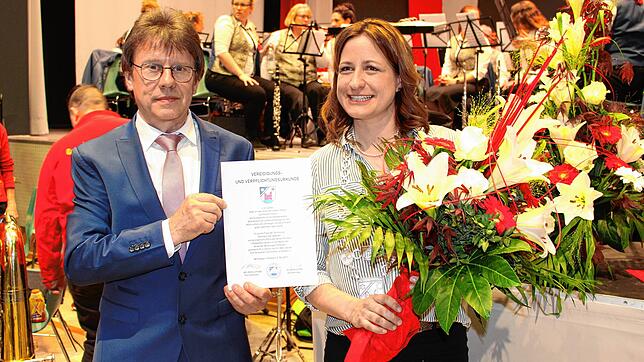 Bürgermeisterstellvertreter Peter Atzenhofer überreicht die Vereidigungs- und Verpflichtungsurkunde an Alexandra Kipp. Zuvor hat sie ...
