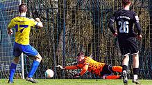Mark Burgenmeister erzielt gegen den chancenlosen Torhüter Ingo Schwägler das 2:0 für die SpVgg F.A.L., die gewann das Derby gegen den ...