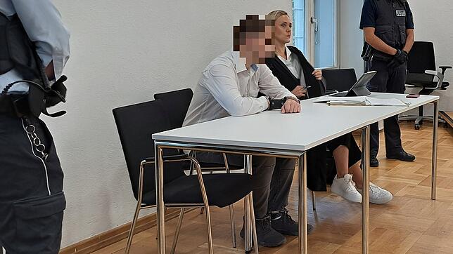 Der Angeklagte Tobias K. neben seiner Anwältin Mona Hammerschmidt vor der Urteilsverkündung. K. ist wegen räuberischer Erpressung vor ...