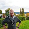 Dieter Petersen im Garten seiner Mietwohnung an der Gartenstraße in Sipplingen. Rund 150 Meter trennen ihn per Luftlinie vom Seeufer.