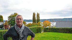 Dieter Petersen im Garten seiner Mietwohnung an der Gartenstraße in Sipplingen. Rund 150 Meter trennen ihn per Luftlinie vom Seeufer.