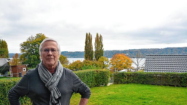 Dieter Petersen im Garten seiner Mietwohnung an der Gartenstraße in Sipplingen. Rund 150 Meter trennen ihn per Luftlinie vom Seeufer.