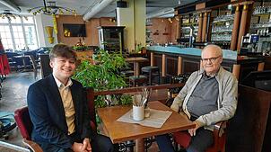 Verleihen dem „Rössle“ neues Leben (von links): Pächter und Geschäftsführer Matvey Mitaev und der Gastronomie-erfahrene Benedikt ...