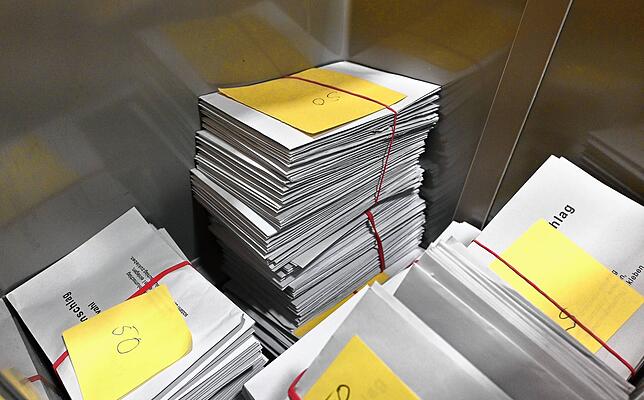 Ein Blick in die Wahlurne. Die Unterlagen von bisher etwa 6900 Briefwählern, sortiert in 50er-Bündeln, sind im Überlinger Torhaus ...