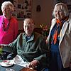 Die Geschwister Margrit Breitenstein, Rainer Borgmann und Eva Schneider-Borgmann (von links) genießen den veganen Schokoladenpudding mit ...