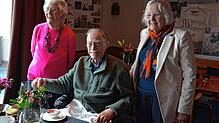 Die Geschwister Margrit Breitenstein, Rainer Borgmann und Eva Schneider-Borgmann (von links) genießen den veganen Schokoladenpudding mit ...