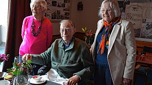 Die Geschwister Margrit Breitenstein, Rainer Borgmann und Eva Schneider-Borgmann (von links) genießen den veganen Schokoladenpudding mit ...