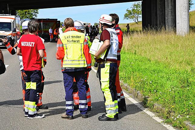 Notärzte und Rettungsdienst besprechen den Einsatz.