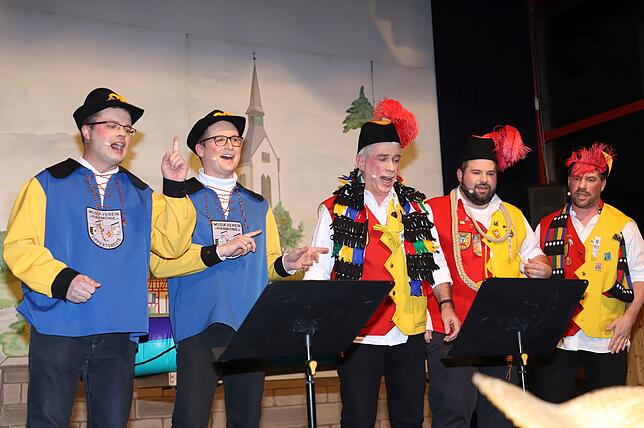 Mit dem Schlauchboot zum Narrentag und zurück: Die Begrüßung von Narrenpräsidenten und Musikvorständen machte Lust auf mehr (von links): ...