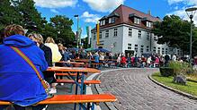 Der Ailinger Kreisverkehr als Sterntafel in ungewohnter Perspektive: Hier feierten die Bürger am Sonntag das 1250. Jubiläum ihrer Ortschaft.