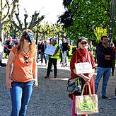 Bitte Abstand halten, das gilt auch im Stadtgarten bei der Demonstration.