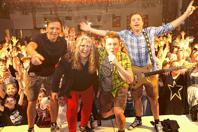 Bild 1: Ausgelassene Stimmung beim Dorfrocker-Konzert in Sauldorf