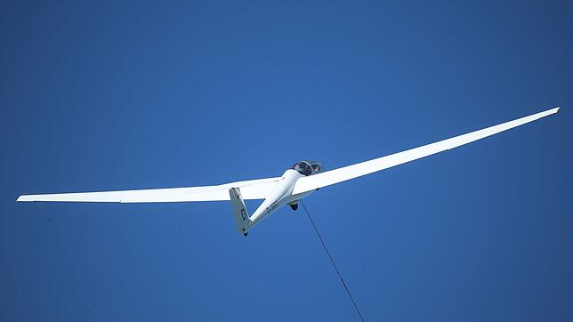 Im Steigflug soll das Segelflugzeug in Schwierigkeiten geraten sein. (Symbolbild)