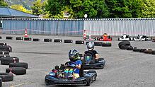 Auf dem selektiven Kurs des Rad- und Motorsportvereins Blumberg liefern sich einige der teilnehmenden Kartfahrer ein ...