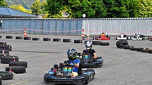 Auf dem selektiven Kurs des Rad- und Motorsportvereins Blumberg liefern sich einige der teilnehmenden Kartfahrer ein ...