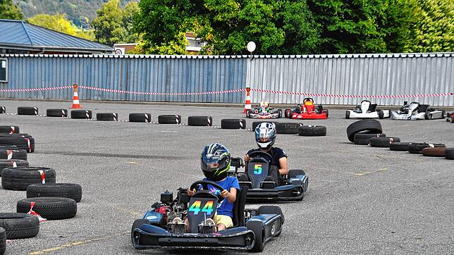 Auf dem selektiven Kurs des Rad- und Motorsportvereins Blumberg liefern sich einige der teilnehmenden Kartfahrer ein ...