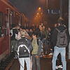 Nichts geht mehr. Der Zug ist überfüllt. Deshalb müssen mehr als 60 Schüler und Pendler im Gottmadinger Bahnhof auf den nächsten Zug ...