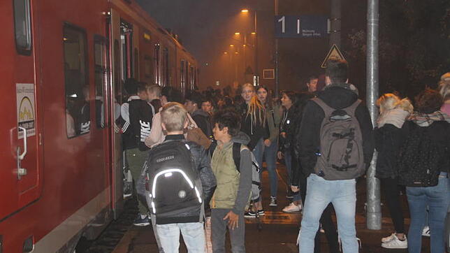 Nichts geht mehr. Der Zug ist überfüllt. Deshalb müssen mehr als 60 Schüler und Pendler im Gottmadinger Bahnhof auf den nächsten Zug ...