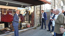 Das Schaufenster des Narrengerichts in der Hauptstraße: Narrenrichter Jürgen Koterzyna erklärt Wolfgang Reuther, Stefan Keil, Hans-Jörg ...