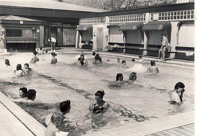 Ab 1973 gab es auch Schwimmbecken, wo früher Wiese war. Hier zeigt ein unbekannter Fotograf die Saisoneröffnung im April 1987.