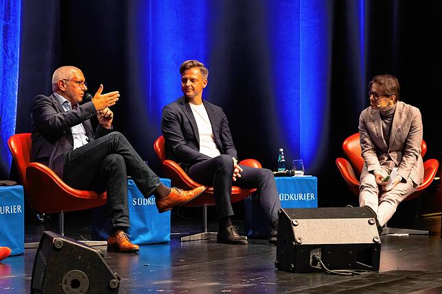 Moderator Norbert Trippl (rechts), links daneben Marcel Klinge (FDP) und Thomas Bleile (Grüne).