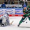 Schwenningens Goalie Marvin Cuepper (links), hier gegen Augsburgs Colin Campbell, war bei der 2:4-Niederlage der Wild Wings noch einer ...