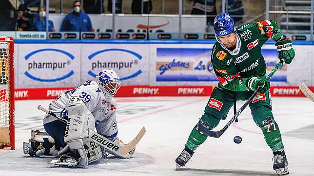 Schwenningens Goalie Marvin Cuepper (links), hier gegen Augsburgs Colin Campbell, war bei der 2:4-Niederlage der Wild Wings noch einer ...
