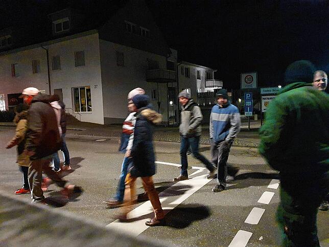 Eine Gruppe von etwa 50 sogenannten Spaziergängern demonstrierte am Mittwoch in Owingen gegen die Coronamaßnahmen.
