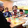 Olsa, Hannan, Timallah, Yilli und Erika besuchen alle die erste Klasse der Bruderhofschule. Gemeinsam mit Sprachförderin Heike Brückner ...