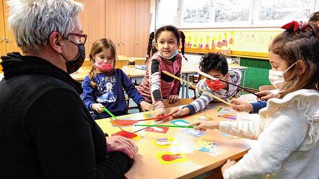 Olsa, Hannan, Timallah, Yilli und Erika besuchen alle die erste Klasse der Bruderhofschule. Gemeinsam mit Sprachförderin Heike Brückner ...