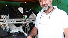 Daniel Armbruster mit einigen Kälbern auf seiner Landwirtschaft. Seit der Kommunalwahl ist er Ortsvorsteher von Eberfingen und ...