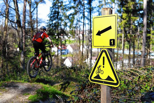 Ein Biker auf der schwarzen Strecke: Das Schild bedeutet, dass man die Mulde nicht befahren, sondern nur über sie springen kann. Wer dem ...