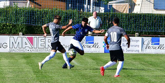 Bild 24: VfB Waldshut feiert schmeichelhaften 3:2-Sieg gegen Bosporus FC Friedlingen &ndash; und wir haben die Bilder!