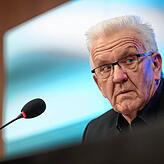 Sichtlich schlecht gelaunt: Winfried Kretschmann muss Lösungen finden, hat aber keine Antworten.