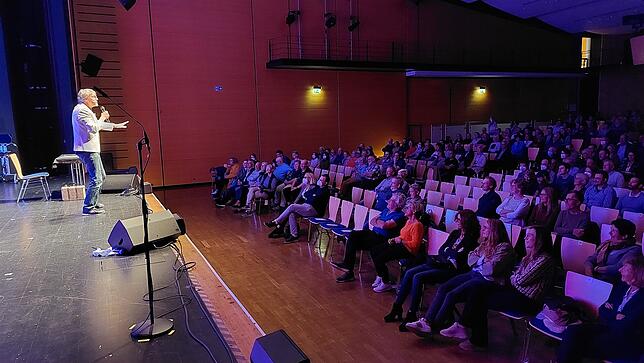 Kabarettist Christoph Sieber in Aktion auf der Bühne der Neuen Tonhalle in Villingen.