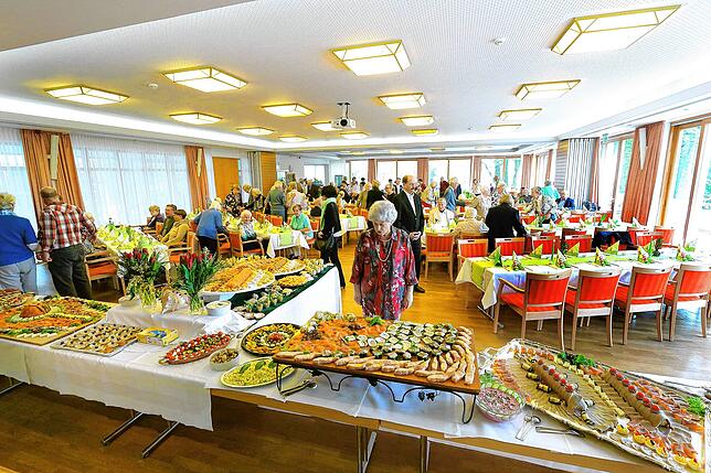 Zu vielen Anlässen feiern die Bewohner der Rosenau gemeinsam, so wie hier beim traditionellen Oster-Buffet im Restaurant des Wohnstifts.